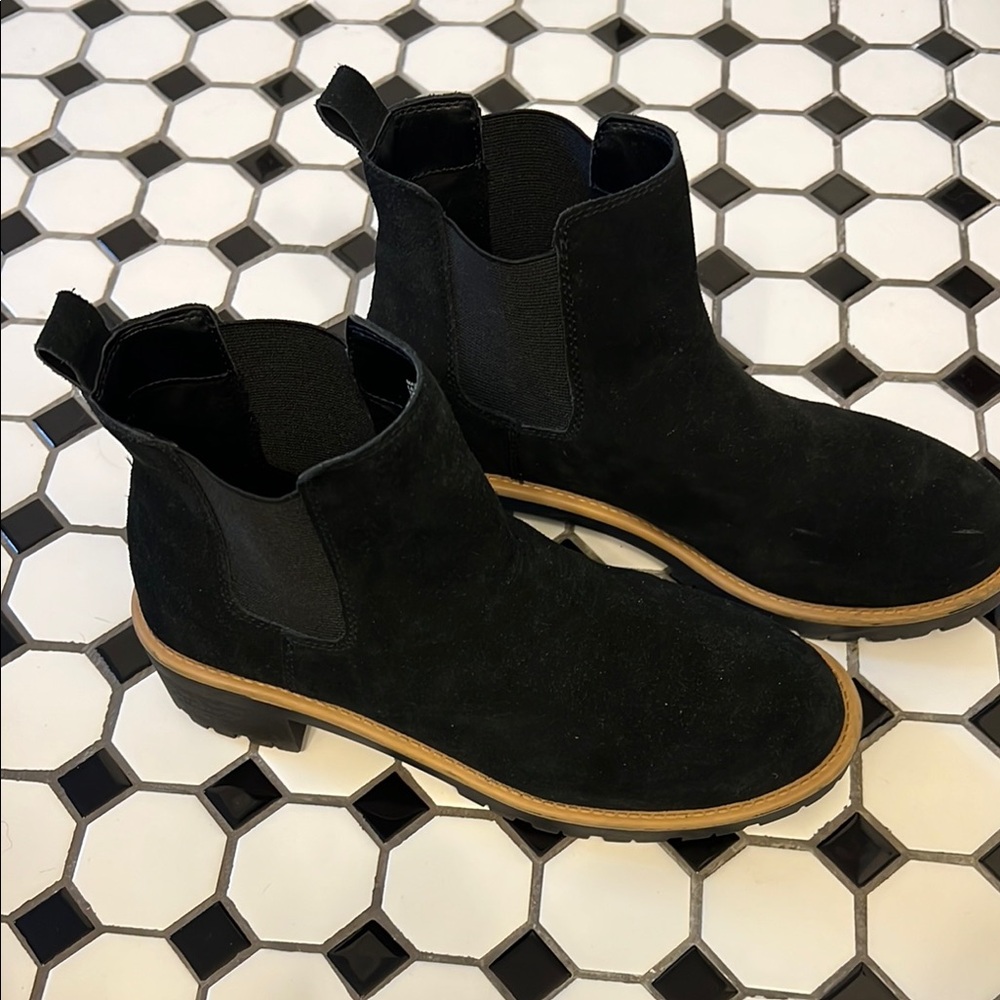Black Chelsea Boots with Slip-On Design and Rounded Toe